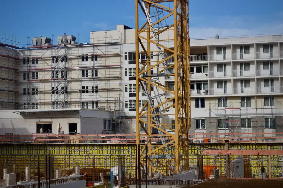 Cadute dall’alto: dove si concentrano i rischi nei lavori su edifici e strutture